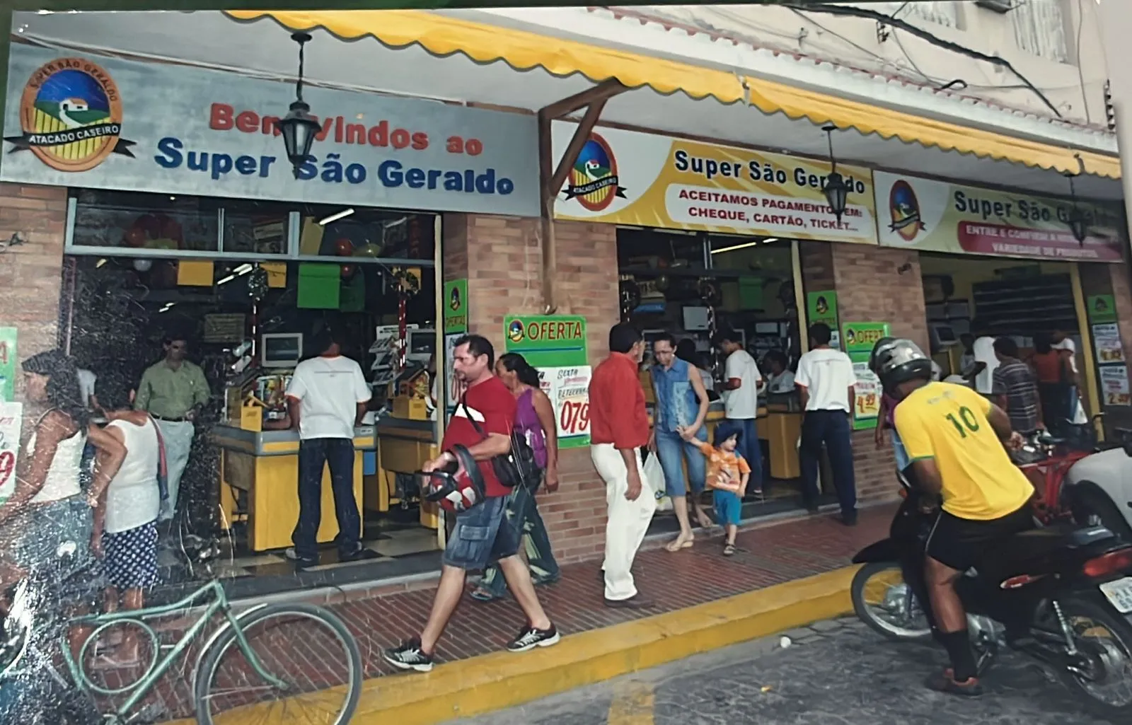 Foto histórica do Super São Geraldo dos anos iniciais, mostrando a fachada original da primeira loja fundada pelo Sr. Geraldo Bertoldo